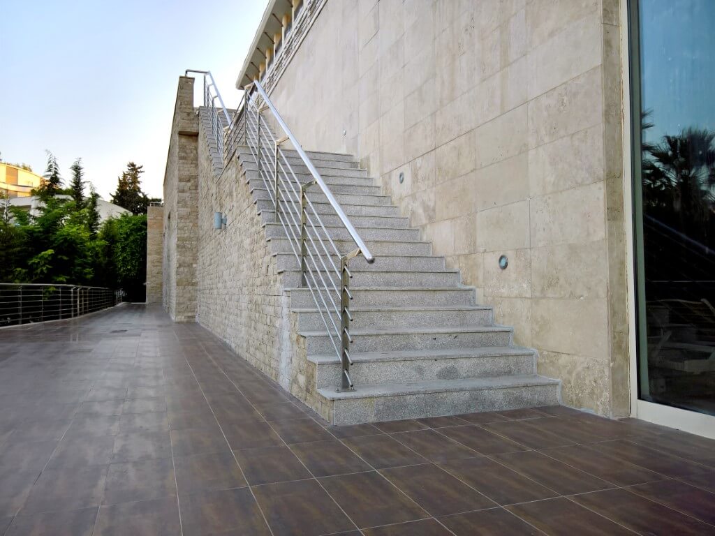 schody przy domu z imitacja plyt betonowych