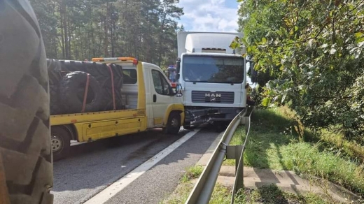 Wypadek na krajowej &quot;24&quot;. Czołówka lawety z ciężarówką (ZDJĘCIA)