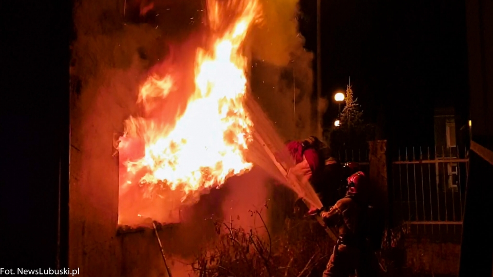 Pożar w Zielonej Górze. Poszkodowana kobieta uwięziona w płonącym lokalu (ZDJĘCIA, FILM)