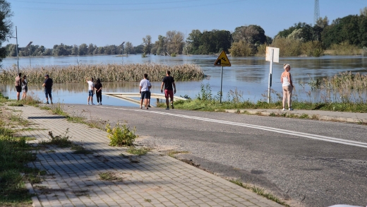 Tłumy gapiów nad Odrą. &quot;Jest niebezpiecznie&quot;, &quot;apele nie trafiają&quot; (ZDJĘCIA)