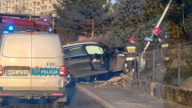 Wypadek w Gorzowie. Kierowca stracił przytomność i zatrzymał się na słupie (ZDJĘCIA)