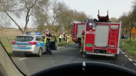 Wypadek motocykla i busa na krajowej "32" koło Pławia. Droga zablokowana