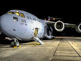 Nocna ewakuacja rannych, amerykańskich żołnierzy na lotnisku w Babimoście (ZDJĘCIA)