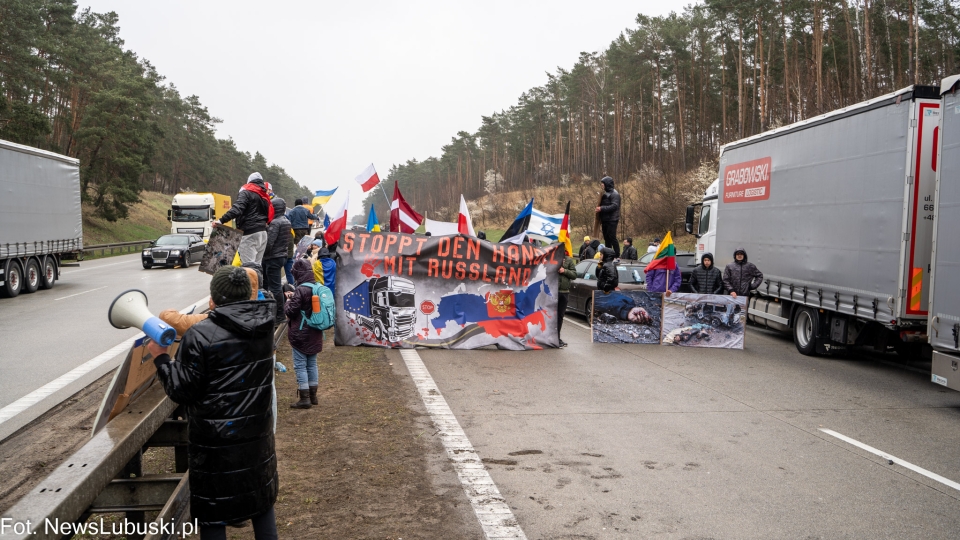 Aktywiści zablokowali autostradę A2 w Świecku! "Niemcy muszą zaprzestać handlu z Rosją!"