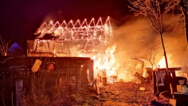 Nocny pożar koło Cybinki. Spłonęła stodoła i samochody