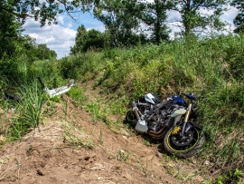 Wypadek motocyklisty pod Zieloną Górą. Ranny trafił do szpitala (ZDJĘCIA)