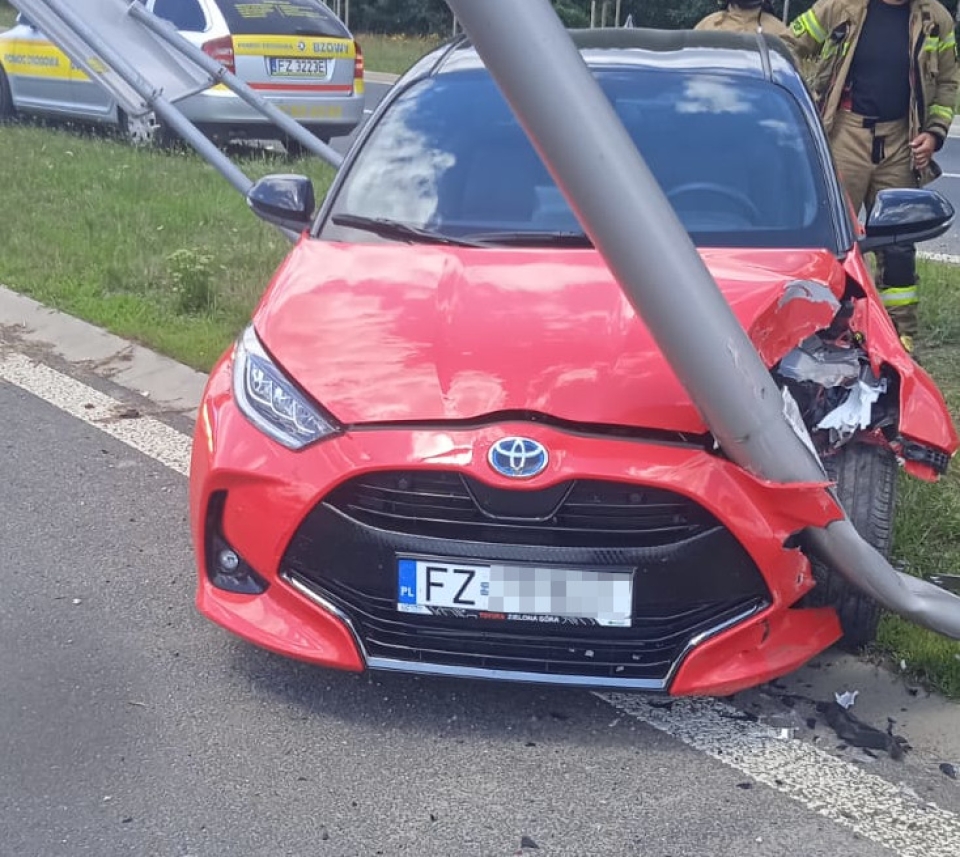 2/3 - Kolizja w Zielonej Górze. Jedno auto na latarni. Wezwano służby