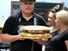 Pożerali ogromne burgery na czas (ZDJĘCIA)