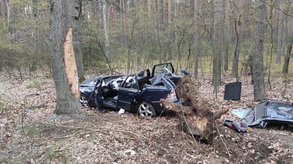 Wypadek koło Nowej Soli. "Kierowca zasnął i uderzył w drzewo"