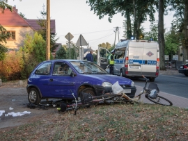 Nietków: Cofał i potrącił dwóch rowerzystów. Starsza kobieta była uwięziona pod autem (ZDJĘCIA)