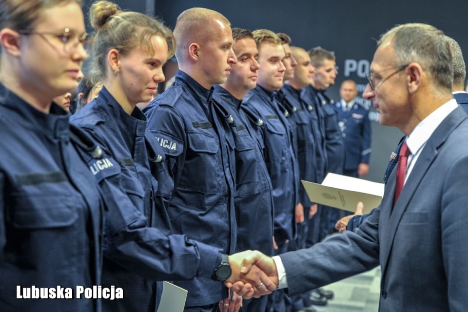 7/8 - Nowi policjanci i policjantki w Lubuskiem. To oni będą strzec prawa