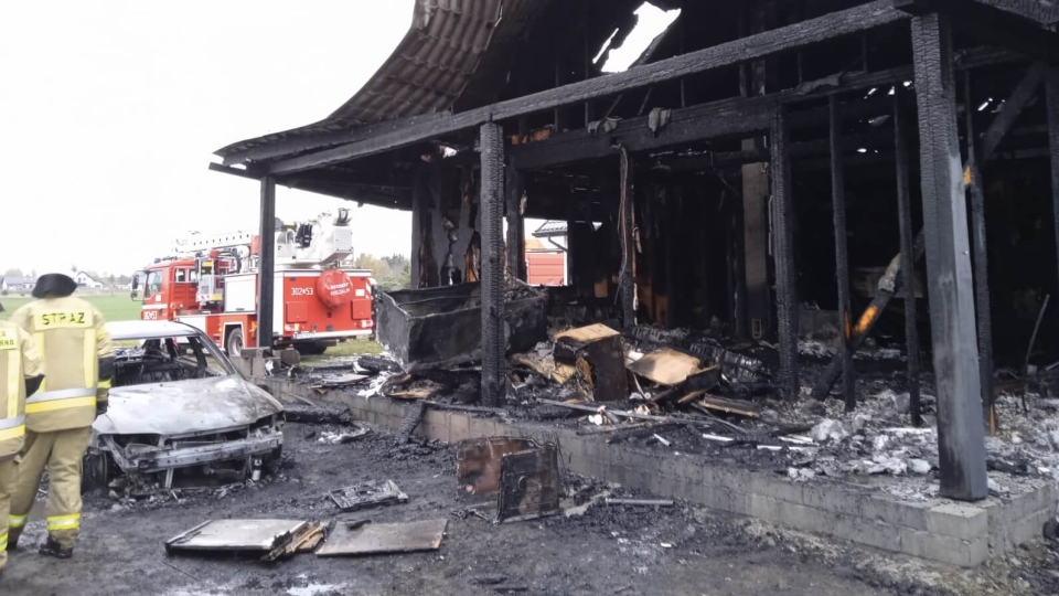 Pożar koło Gorzowa. Spłonął dom i samochody. W akcji 14 zastępów straży pożarnej (ZDJĘCIA)