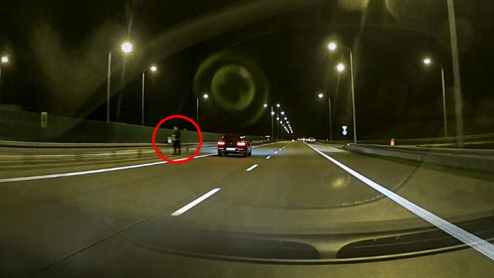 Lubuskie: Mężczyzna przebiega przez autostradę A2. Zobacz szokujące nagranie!