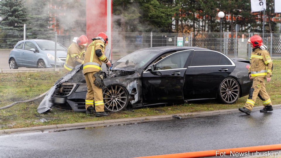 Pożar luksusowego Mercedesa w Zielonej Górze. W akcji dwa zastępy straży pożarnej! (ZDJĘCIA)