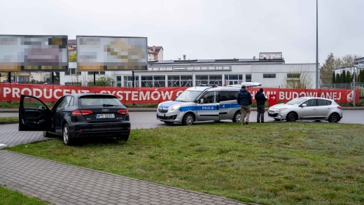 Zielona Góra: Na widok policjantów uciekali Audi po chodniku i porzucili rozbity pojazd! (ZDJĘCIA)