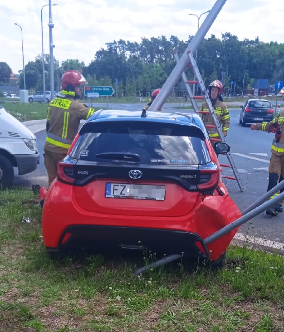 3/3 - Kolizja w Zielonej Górze. Jedno auto na latarni. Wezwano służby