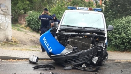 Policyjny radiowóz zderzył się z dostawczakiem na Wyspiańskiego w Nowej Soli (ZDJĘCIA)