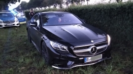 Pościg za skradzionym Mercedesem. 24-latek ukrył auto w zaroślach (ZDJĘCIA)