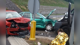 Wypadek na krajowej "27" koło Świdnicy. Zderzyły się trzy auta. Są poszkodowani (ZDJĘCIA)