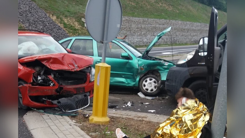 Wypadek na krajowej "27" koło Świdnicy. Zderzyły się trzy auta. Są poszkodowani (ZDJĘCIA)