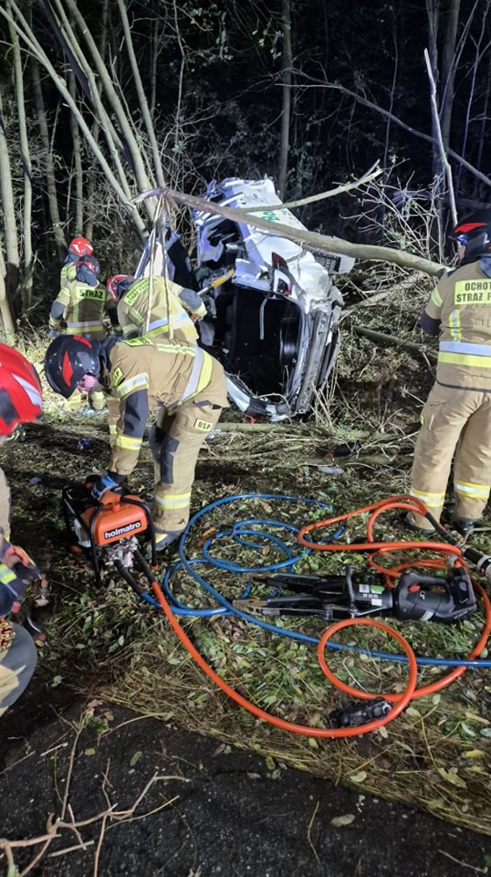 3/5 - Tragiczny wypadek. Auto roztrzaskało się o drzewa. Jest ofiara śmiertelna