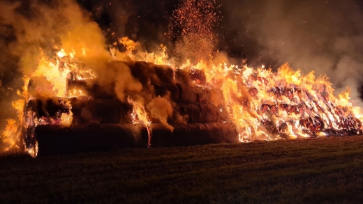 Nocny pożar stogu słomy koło Gorzowa. Płonie blisko 250 balotów