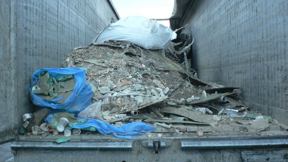 Ciężarówka wypełniona śmieciami w Lubuskiem. Transport zatrzymano przy granicy (ZDJĘCIA)