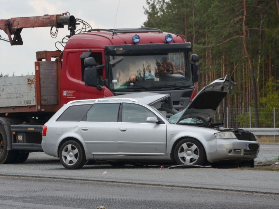 Wypadek w Zielonej Górze. Osobówka wjechała pod ciężarówkę. Strażacy rozcinali Audi (ZDJĘCIA)