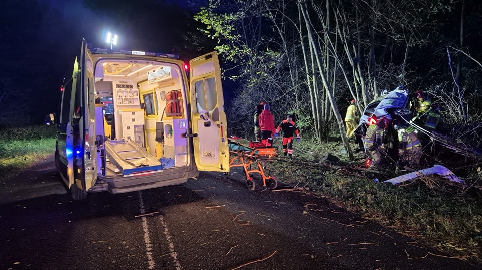 5/5 - Tragiczny wypadek. Auto roztrzaskało się o drzewa. Jest ofiara śmiertelna