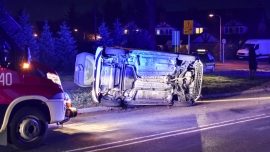 Zielona Góra: Auto na boku, jedna osoba poszkodowana. Wypadek na Nowojędrzychowskiej (ZDJĘCIA)