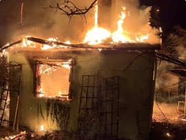 Tragiczny finał pożaru altany w Żarach. Strażacy natrafili na zwęglone ciało (ZDJĘCIA)