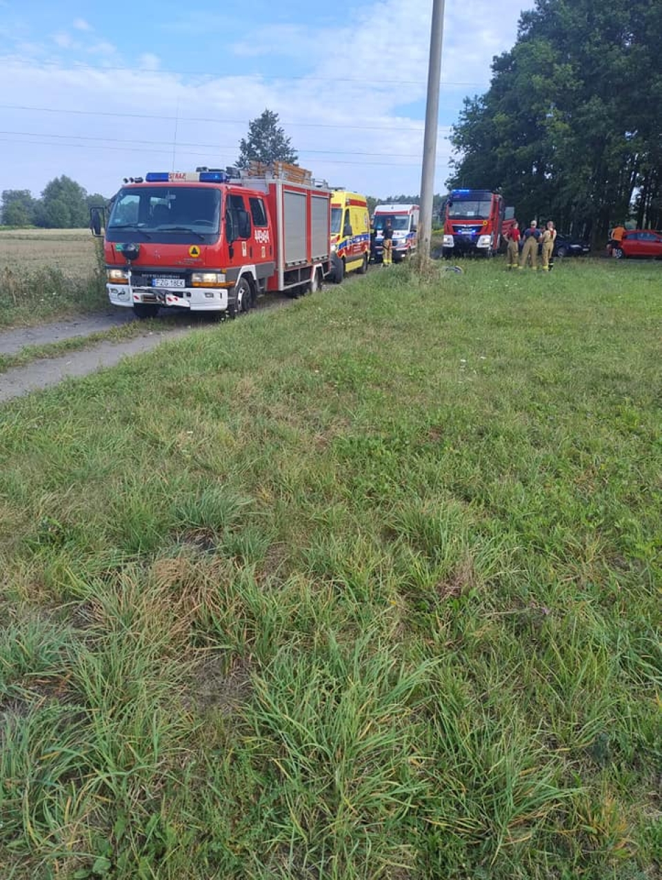 5/5 - Wypadek, auto na dachu. Są poszkodowani. Przyleciał śmigłowiec LPR