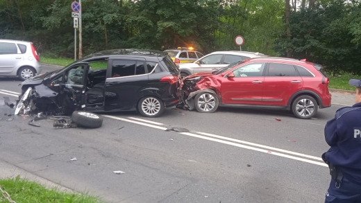 Kraksa w Zielonej Górze. Zderzenie osobówek. Wezwano służby (ZDJĘCIA)