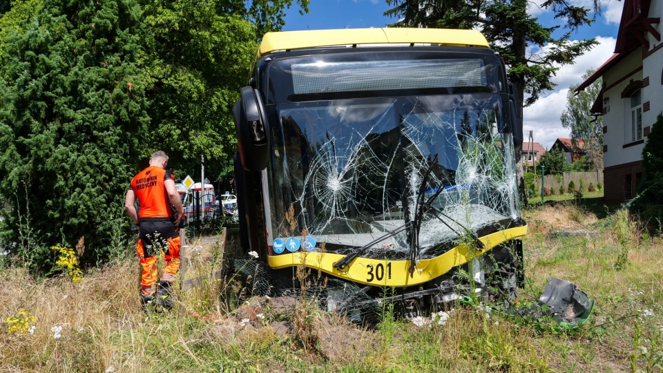 Groźne zdarzenie w Zielonej Górze. Autobus MZK przebił płot i wjechał do ogrodu (ZDJĘCIA)