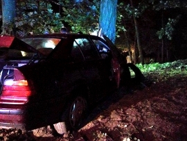 BMW rozbiło się o drzewo pod Gorzowem Wlkp.