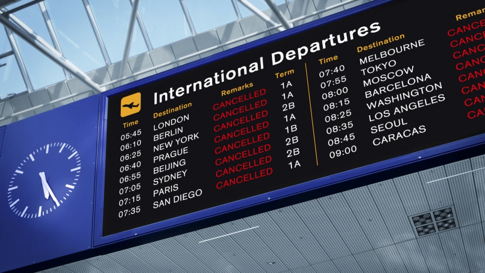 Odwołany lot a ubezpieczenie podróżne: czy należy się odszkodowanie?
