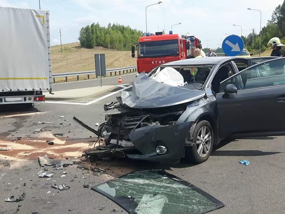 Wypadek przy wjeździe na S3 koło Skwierzyny. Do szpitala trafiło 10-miesięczne dziecko (ZDJĘCIA)