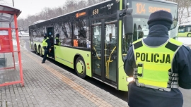 Policja kontroluje noszenie maseczek w autobusach