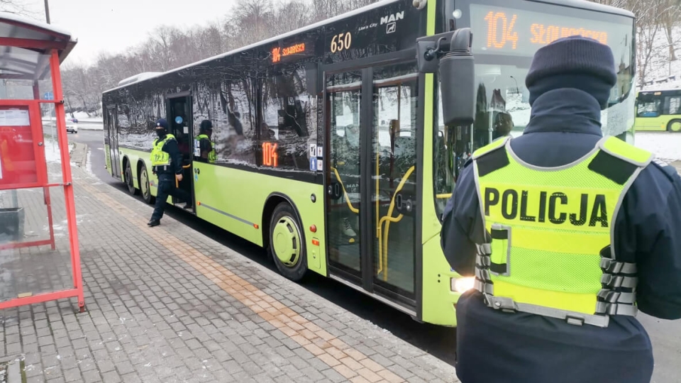 Policja kontroluje noszenie maseczek w autobusach. Będzie też w galeriach handlowych