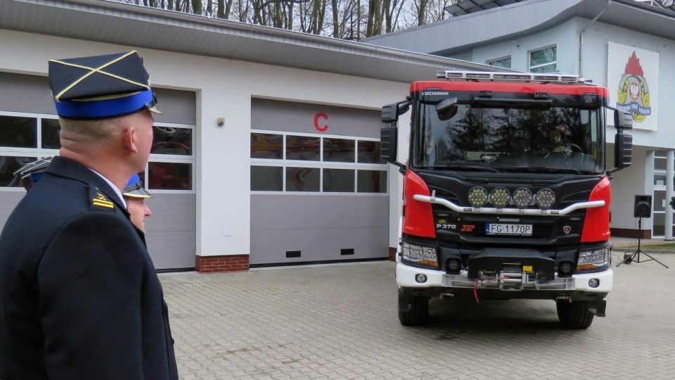 Nowy samochód gaśniczy dla strażaków z Sulęcina. Kosztował ponad 1,2 miliona (ZDJĘCIA)