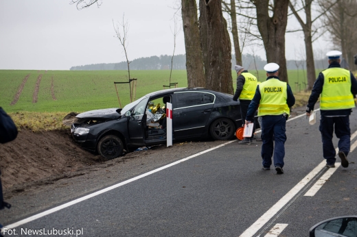 Poważny wypadek koło Świebodzina. Auto roztrzaskało się o drzewo. Trwa akcja ratownicza