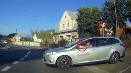 Zielona Góra: Kobieta z telefonem w ręce wjeżdża wprost pod inny samochód (FILM)