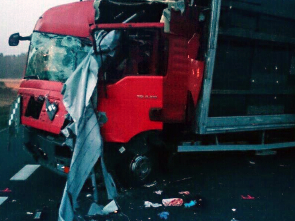 Wypadek busa z samochodem ciężarowym na S3