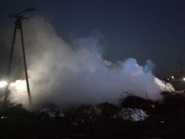 Janiszowice: Pożar składowiska odpadów z tworzyw sztucznych. W akcji 5 zastępów straży pożarnej