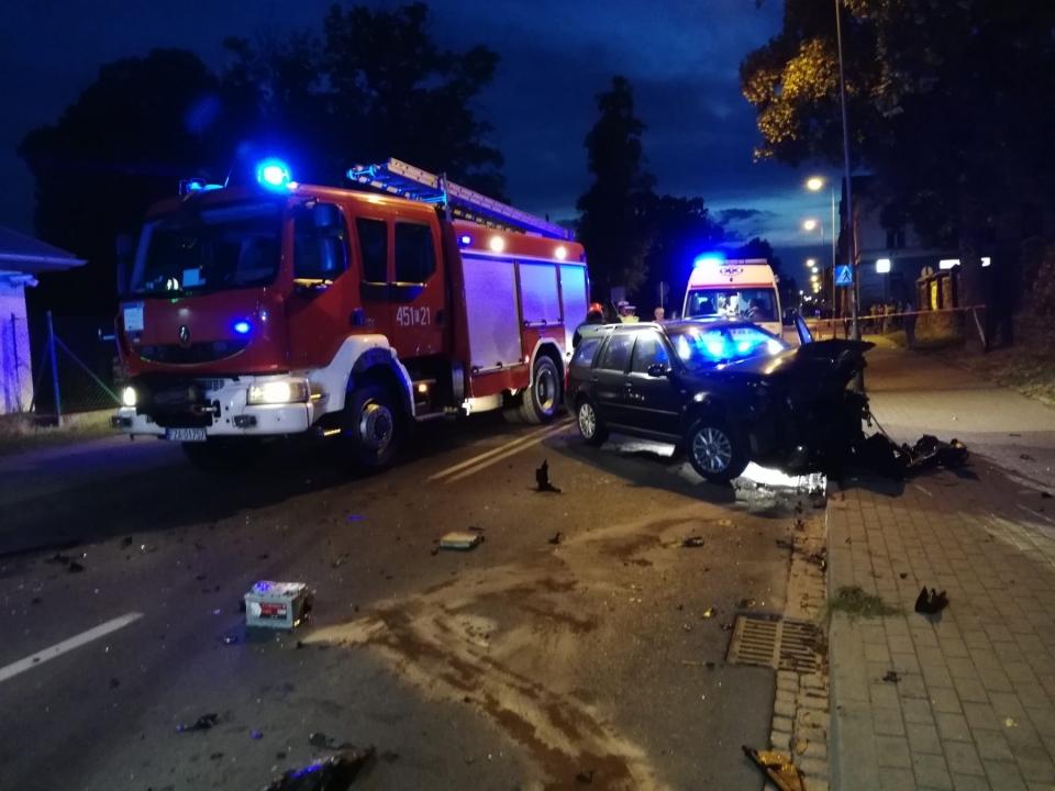 Wypadek w Żarach. Dwie osoby zostały ranne. Droga była zablokowana