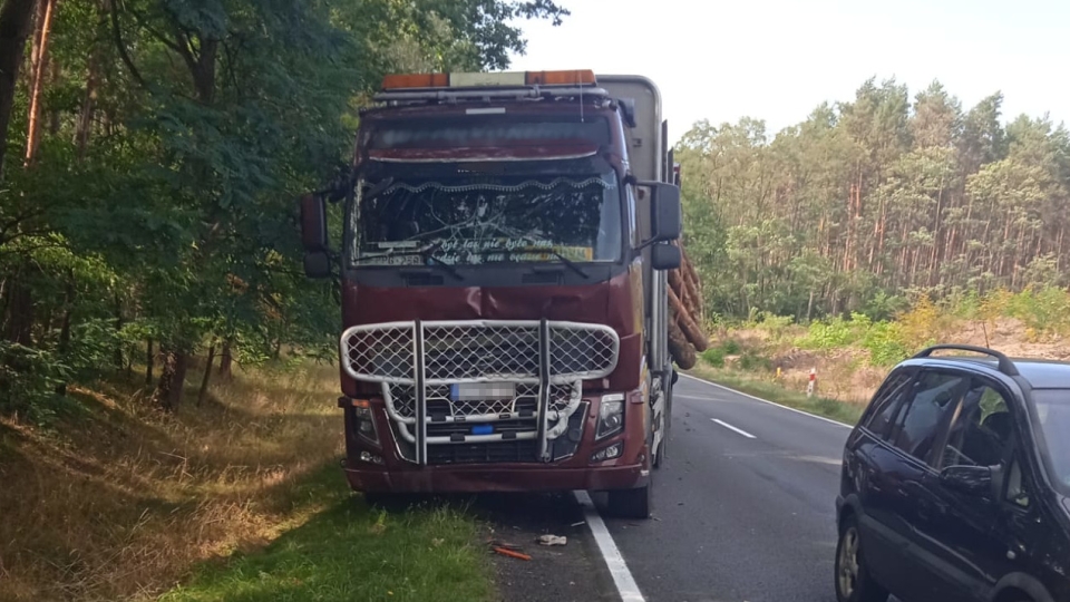 Zderzenie dwóch ciężarówek i osobówki na krajowej "32" koło Zielonej Góry