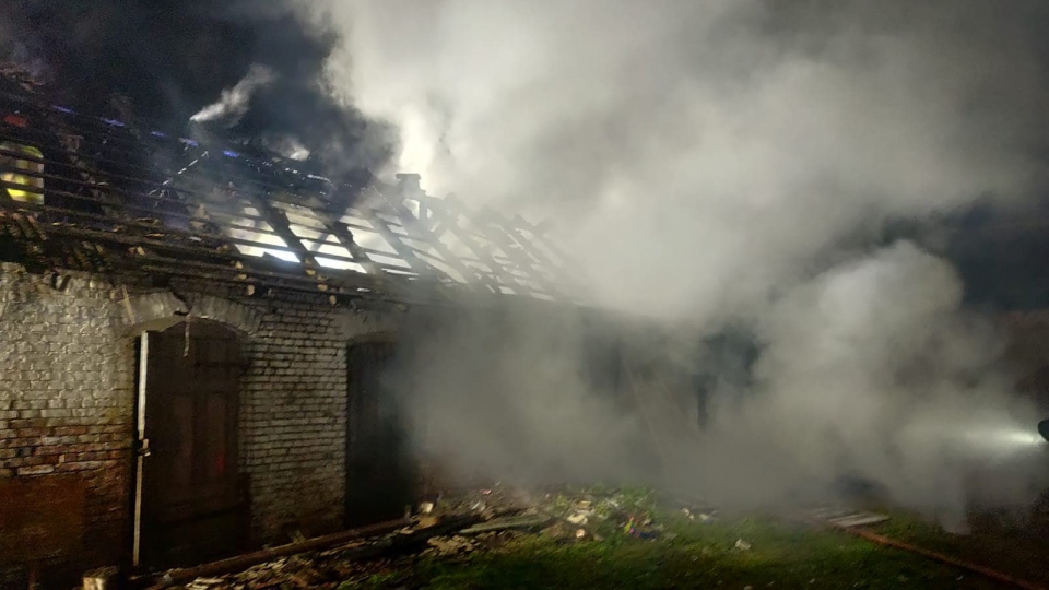 Nocny pożar budynków pod Krosnem Odrzańskim. Z ogniem walczyło 6 zastępów straży pożarnej!