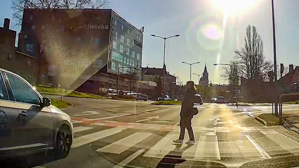 Kierowca taksówki prawie potrącił kobietę na pasach w Zielonej Górze! (FILM)