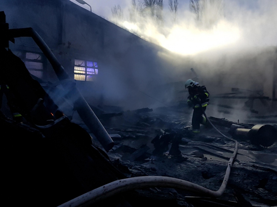 Pożar hali na terenie ZASTALu w Zielonej Górze (ZDJĘCIA i FILM)