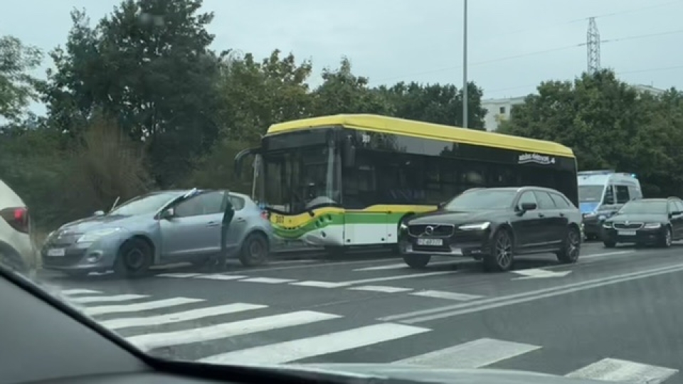 Zderzenie autobusu MZK z osobówką w Zielonej Górze. Występują utrudnienia w ruchu!